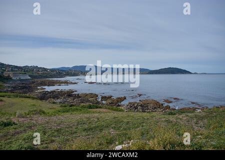 Bei einem Spaziergang durch Cabo Estay können wir die Felsformation zwischen der Playa de Patos und am Ende des Monte Ferro (Pontevedra, Spanien) betrachten. Stockfoto