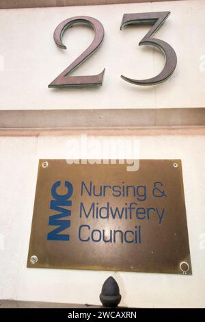 Namensschild aus Messing vor den Büros des Nursing and Midwifery Council – NMC am 23 Portland Place London W1B 1PZ. UK. (137) Stockfoto