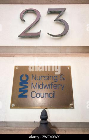 Namensschild aus Messing vor den Büros des Nursing and Midwifery Council – NMC am 23 Portland Place London W1B 1PZ. UK. (137) Stockfoto