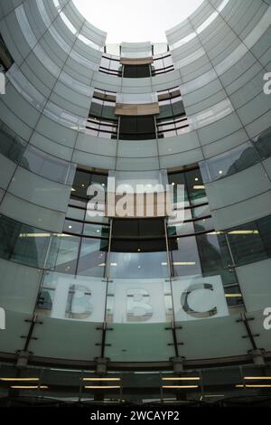 BBC-Logobuchstaben über der Eingangstür / Türen des Sendezentrums Erweiterung der Fassade des Broadcasting House Gebäudes. Portland Place. London. UK. (137) Stockfoto