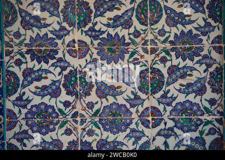 Detail der traditionellen türkischen osmanischen Keramikfliesen Blumenmuster Stockfoto