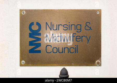 Namensschild aus Messing vor den Büros des Nursing and Midwifery Council – NMC am 23 Portland Place London W1B 1PZ. UK. (137) Stockfoto