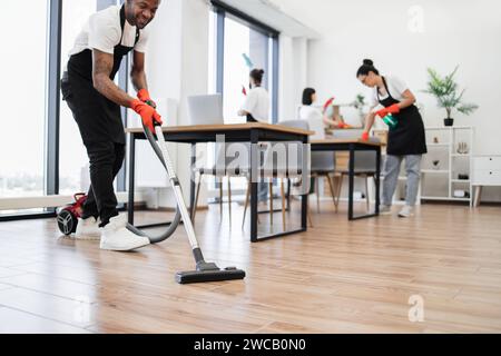Zugeschnittene Ansicht der Hände eines afrikanischen Mannes, der Staubsauger hält. Stockfoto