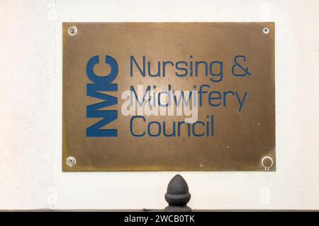 Namensschild aus Messing vor den Büros des Nursing and Midwifery Council – NMC am 23 Portland Place London W1B 1PZ. UK. (137) Stockfoto