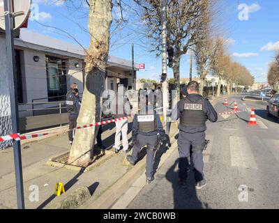 Polizeiaktivität vor der BCP Bank am 15. Januar 2024 in Champigny-sur-Marne, östlich von Paris, Frankreich. Am Montagmorgen wurde ein Geldtransporter aufgehalten. Die Kuriere kämpften zurück und setzten die Angreifer auf die Flucht. Sie werden gesucht. Die Sicherheitsleute von Brinks waren auf dem Weg, die BCP-Bank auf der Avenue Maurice Thorez in Champigny-sur-Marne zu versorgen, als sie um 6 Uhr morgens angegriffen wurden. Nach den ersten von der Polizei gesammelten Beweisen wurden sie mit automatischen Waffen vom Typ M-16 beschossen. Laut derselben Quelle haben sie Feuer zurückgebracht Stockfoto