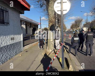 Polizeiaktivität vor der BCP Bank am 15. Januar 2024 in Champigny-sur-Marne, östlich von Paris, Frankreich. Am Montagmorgen wurde ein Geldtransporter aufgehalten. Die Kuriere kämpften zurück und setzten die Angreifer auf die Flucht. Sie werden gesucht. Die Sicherheitsleute von Brinks waren auf dem Weg, die BCP-Bank auf der Avenue Maurice Thorez in Champigny-sur-Marne zu versorgen, als sie um 6 Uhr morgens angegriffen wurden. Nach den ersten von der Polizei gesammelten Beweisen wurden sie mit automatischen Waffen vom Typ M-16 beschossen. Laut derselben Quelle haben sie Feuer zurückgebracht Stockfoto