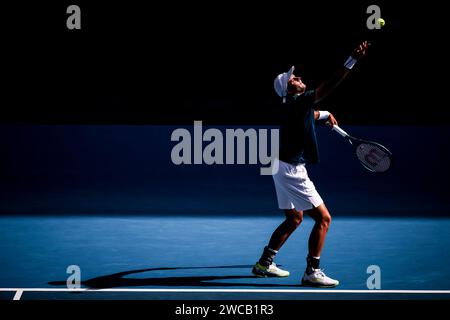 Melbourne, Victoria, Australien. Januar 2024. MELBOURNE, AUSTRALIEN – 14. JANUAR: Facundo Diaz Acosta aus Argentinien spielt Taylor Fritz aus den USA am Tag 1 der Australian Open 2024 im Melbourne Park am 14. Januar 2024 in Melbourne, Australien. (Kreditbild: © Chris Putnam/ZUMA Press Wire) NUR REDAKTIONELLE VERWENDUNG! Nicht für kommerzielle ZWECKE! Stockfoto