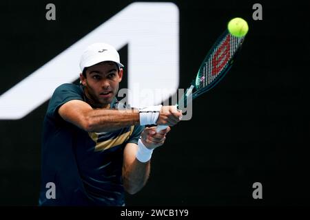 Melbourne, Victoria, Australien. Januar 2024. MELBOURNE, AUSTRALIEN – 14. JANUAR: Facundo Diaz Acosta aus Argentinien spielt Taylor Fritz aus den USA am Tag 1 der Australian Open 2024 im Melbourne Park am 14. Januar 2024 in Melbourne, Australien. (Kreditbild: © Chris Putnam/ZUMA Press Wire) NUR REDAKTIONELLE VERWENDUNG! Nicht für kommerzielle ZWECKE! Stockfoto