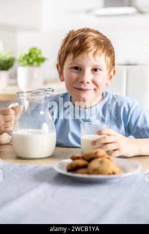 Porträt eines kleinen Jungen, der Milch trank und einen Schnurrbart von ihm hat. Stockfoto