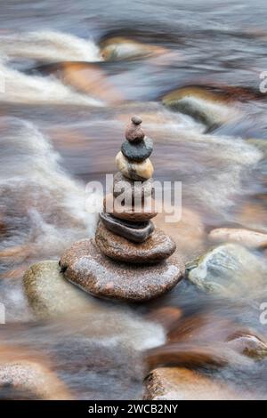 Im Winter stapelten sich ausgeglichene Steine im Findhorn. Morayshire, Schottland Stockfoto