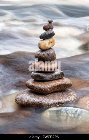 Im Winter stapelten sich ausgeglichene Steine im Findhorn. Morayshire, Schottland Stockfoto