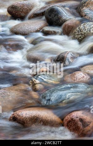 Schnell fließendes Wasser über Felsen. River Findhorn, Morayshire, Schottland. Langzeitbelichtung abstrakt Stockfoto