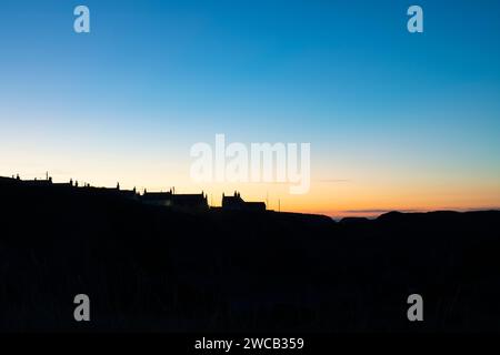 Silhouette Haus Dächer in der Abenddämmerung. Portknockie, Morayshire, Schottland. Stockfoto