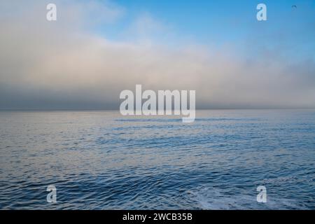 Meeresnebel über dem Strand von Spey Bay. Morayshire, Schottland Stockfoto