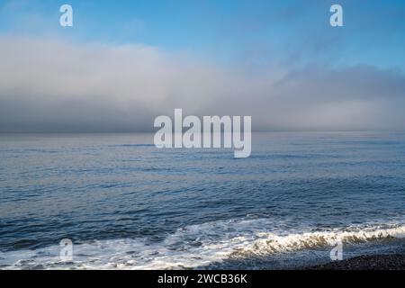 Meeresnebel über dem Strand von Spey Bay. Morayshire, Schottland Stockfoto