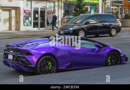 Lamborghini Supercar parkt auf der Straße einer Stadt. Lila Lamborghini Aventador. Straßenfoto, selektiver Fokus, Vancouver Kanada, November 1,2020 Stockfoto