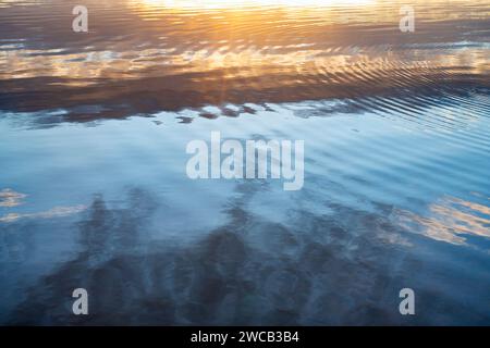 Im Winter wackelt das Wasser bei Sonnenuntergang auf einem stillen Loch. Lochindorb, Highlands, Schottland Stockfoto