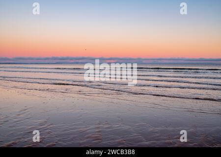 Winteraufgang über Findhorn Beach bei Ebbe. Findhorn, Morayshire, Schottland. Stockfoto