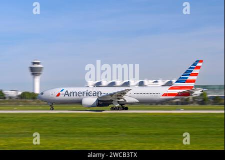 American Airlines Boeing 777-223ER startet mit der Flag N776AN auf der Südbahn 26L des Münchner MUC Airport EDDM Stockfoto