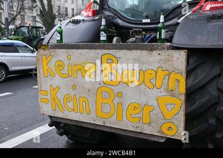 Berlin, Deutschland 15. Januar 2024: Bauernproteste in Berlin - Januar 2024 im Bild: Schild mit keine Bauern kein Bier und 3 Bierflaschen auf dem Schild *** Berlin, Deutschland 15. Januar 2024 Bauernproteste in Berlin Januar 2024 im Bildschild ohne Bauern kein Bier und 3 Bierflaschen auf dem Schild Copyright: xFotostandx/xReuhlx Stockfoto