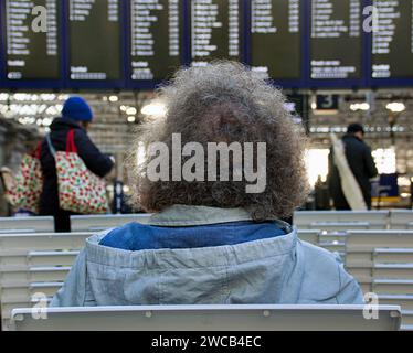 Glasgow, Schottland, Großbritannien. Januar 2024. Wetter in Großbritannien: Eiskalte Nacht mit klarem Himmel sah Frost in der Stadt. Der Hauptbahnhof hatte Wetterverzögerungen. Credit Gerard Ferry/Alamy Live News Stockfoto