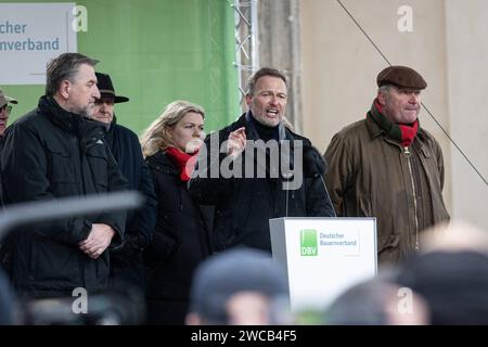 Politik - Christian Lindner, Bundesminister der Finanzen, Bauernproteste in Berlin vor dem Brandenburger Tor, 15.1,2024, Brandenburger Tor, Berlin, Deutschland *** Politik Christian Lindner, Bundesfinanzminister, Bauernproteste in Berlin vor dem Brandenburger Tor, 15 1 2024, Brandenburger Tor, Berlin, Deutschland kreativmedia bauernproteste150124 5 Stockfoto
