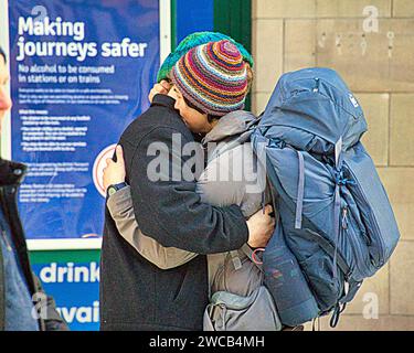 Glasgow, Schottland, Großbritannien. Januar 2024. Wetter in Großbritannien: Eiskalte Nacht mit klarem Himmel sah Frost in der Stadt. Der Hauptbahnhof hatte Wetterverzögerungen. Credit Gerard Ferry/Alamy Live News Stockfoto