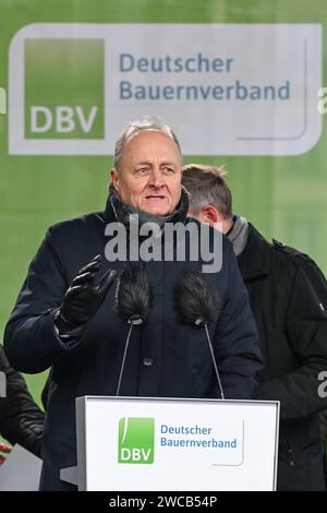 Berlin, Deutschland 15. Januar 2024: Bauernproteste in Berlin - Januar 2024 im Bild: Joachim Rukwied Präsident des Deutschen Bauernverbandes am Rednerpult vor dem Brandenburger Tor *** Berlin, Deutschland 15. Januar 2024 Bauernproteste in Berlin Januar 2024 Foto Joachim Rukwied Präsident des Deutschen Bauernverbandes am Rednerpult vor dem Brandenburger Tor Copyright: xFotostandx/xReuhlx Stockfoto