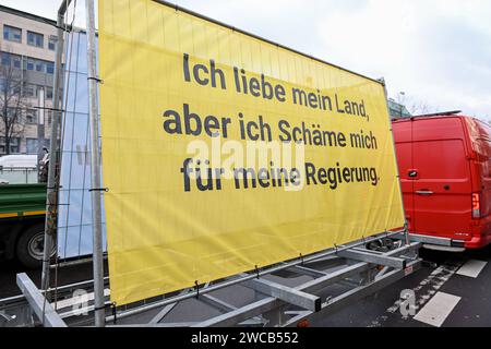 Berlin, Deutschland 15. Januar 2024: Bauernproteste in Berlin - Januar 2024 im Bild: Transparent: Ich liebe mein Land, aber ich schäme mich für meine Regierung *** Berlin, Deutschland 15. Januar 2024 Bauernproteste in Berlin Januar 2024 im Bildbanner Ich liebe mein Land, aber schäme mich für meine Regierung Copyright: XFotostandx/xReuhlx Stockfoto