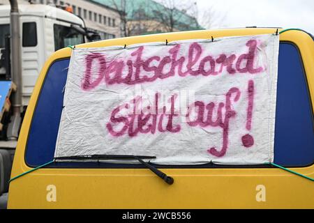 Berlin, Deutschland 15. Januar 2024: Bauernproteste in Berlin - Januar 2024 im Bild: VW-Bus mit Transparent: Deutschland steht auf im Heckfenster *** Berlin, Deutschland 15. Januar 2024 Bauernproteste in Berlin Januar 2024 im Bild VW-Bus mit Banner Deutschland steht im Heckfenster Copyright: XFotostandx/xReuhlx Stockfoto