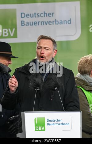 Berlin, Deutschland 15. Januar 2024: Bauernproteste in Berlin - Januar 2024 im Bild: Bundesfinanzminister Christian Lindner FDP am Rednerpult vor dem Brandenburger Tor muss sich Gehör verschaffen *** Berlin, Deutschland 15. Januar 2024 Bauernproteste in Berlin Januar 2024 abgebildet Bundesfinanzminister Christian Lindner FDP am Rednerpult vor dem Brandenburger Tor muss sich Gehör verschaffen Copyright: xFotostandx/xReuhlx Stockfoto
