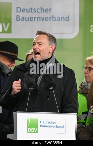 Berlin, Deutschland 15. Januar 2024: Bauernproteste in Berlin - Januar 2024 im Bild: Bundesfinanzminister Christian Lindner FDP am Rednerpult vor dem Brandenburger Tor muss sich Gehör verschaffen *** Berlin, Deutschland 15. Januar 2024 Bauernproteste in Berlin Januar 2024 abgebildet Bundesfinanzminister Christian Lindner FDP am Rednerpult vor dem Brandenburger Tor muss sich Gehör verschaffen Copyright: xFotostandx/xReuhlx Stockfoto