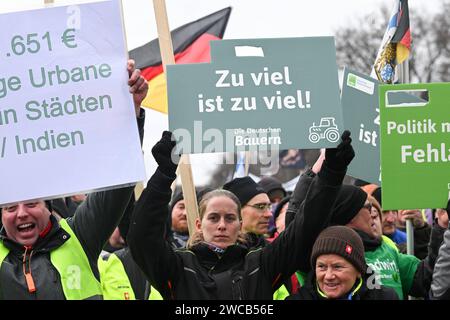 Berlin, Deutschland 15. Januar 2024: Bauernproteste in Berlin - Januar 2024 im Bild: Protestierende vor dem Brandenburger Tor mit transparent: zu viel ist zu viel die deutschen Bauern *** Berlin, Deutschland 15. Januar 2024 Bauernproteste in Berlin Januar 2024 im Bild Demonstranten vor dem Brandenburger Tor mit Banner zu viel ist zu viel das deutsche Bauern Copyright: xFotostandx/xReuhlx Stockfoto