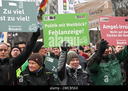 Berlin, Deutschland 15. Januar 2024: Bauernproteste in Berlin - Januar 2024 im Bild: Protestierende vor dem Brandenburger Tor mit transparent: Politik mit Weitblick Fehlanzeige die Deutschen Bauern *** Berlin, Deutschland 15. Januar 2024 Bauernproteste in Berlin Januar 2024 auf dem Bild, Demonstranten vor dem Brandenburger Tor mit Fahnenpolitik mit einer Vision nicht gezeigt die deutschen Bauern Copyright: xFotostandx/xReuhlx Stockfoto