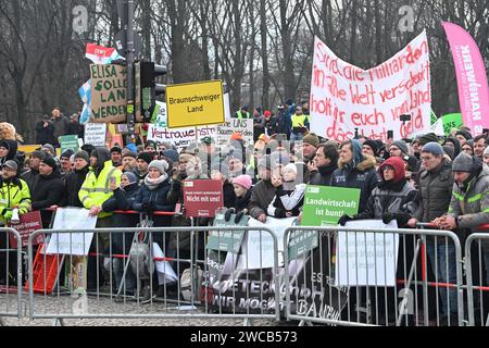 Berlin, Deutschland 15. Januar 2024: Bauernproteste in Berlin - Januar 2024 im Bild: Protestierende vor dem Brandenburger Tor *** Berlin, Deutschland 15. Januar 2024 Bauernproteste in Berlin Januar 2024 im Bild Demonstranten vor dem Brandenburger Tor Copyright: XFotostandx/xReuhlx Stockfoto