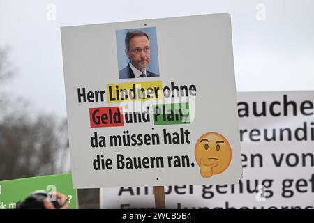 Berlin, Deutschland 15. Januar 2024: Bauernproteste in Berlin - Januar 2024 im Bild: Protestierende vor dem Brandenburger Tor mit transparent: Herr Lindner ohne Geld und Plan, da müssen Halt die Bauern ran. *** Berlin, Deutschland 15 Januar 2024 Bauernproteste in Berlin Januar 2024 im Bild Demonstranten vor dem Brandenburger Tor mit Banner Herr Lindner ohne Geld und Plan, die Bauern müssen es tun Copyright: XFotostandx/xReuhlx Stockfoto