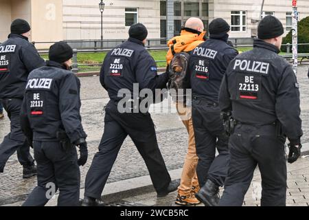 Berlin, Deutschland 15. Januar 2024: Bauernproteste in Berlin - Januar 2024 im Bild: Eine Person wird auf dem Pariser Platz von 5 Polizisten abgeführt *** Berlin, Deutschland 15. Januar 2024 Bauernproteste in Berlin Januar 2024 auf dem Bild wird Eine Person von 5 Polizisten am Pariser Platz weggenommen Copyright: XFotostandx/xReuhlx Stockfoto