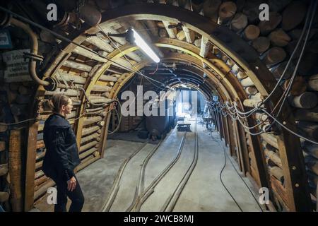 15. Januar 2024, Sachsen, Oelsnitz: Im sanierten Tunnel des Bergbaumuseums Oelsnitz/Erzgebirge steht ein Museumsangestellter. Am selben Tag erhielt die Museumsleitung eine Mitteilung über die Finanzierung der Sanierungsarbeiten in Höhe von 2,9 Millionen Euro. Die Wiedereröffnung der Anlage erfolgt im Sommer 2024 unter dem neuen Namen Kohlewelt - Museum Steinkohlenbergbau Sachsen. Im Rahmen der Sanierung und Modernisierung wird auch eine neue Dauerausstellung zur 800-jährigen Geschichte des Steinkohlenbergbaus in Sachsen eingerichtet. Foto: Jan Woitas/dpa Stockfoto