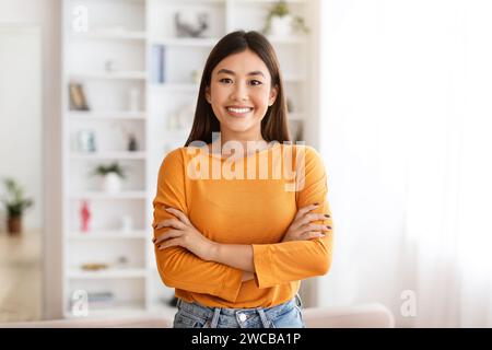 Porträt einer fröhlichen jungen koreanischen Frau, die zu Hause posiert Stockfoto