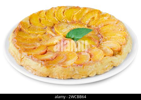 Tarte Tatin köstlicher Obstkuchen mit Pfirsichen auf weißem isoliertem Hintergrund Stockfoto