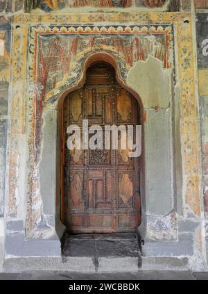 227 geschnitzte Holztür, Marienkirche von Leusa mit ihren verwundeten Wandgemälden aus dem Jahr 1812 n. Chr., die Bibelszenen darstellen. Permet-Albanien. Stockfoto