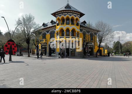 247 Gelbes neo-römisch-byzantinisches rumänisches Haus - Shtepia Rumune - von 1928, St. George Boulevard. Korca-Albanien. Stockfoto