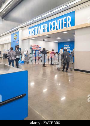 New Hartford, NY - 1. Dezember 2023: Customer Center des Walmart Supercenters mit Kunden, die auf Rückgabe und Umtausch warten. Stockfoto