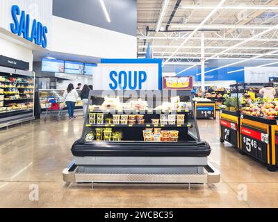 New Hartford, NY - 1. Dezember 2023: Nahaufnahme der Soup Section des Walmart Supercenters. Stockfoto