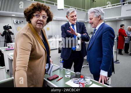 DIE HAAGER - Senatorin Ilona Lagas (BBB), Martin van Rooijen (50PLUS) und Arie Griffioen (BBB) während der Diskussion über das Zerstreuungsgesetz durch den Senat. Das Gesetz des scheidenden Staatssekretärs Eric van der Burg (VVD, Justiz und Sicherheit) muss eine gleichmäßigere Verteilung der Asylbewerber im ganzen Land gewährleisten und es in extremen Fällen ermöglichen, die Kommunen zur Aufnahme von Asylbewerbern zu zwingen. ANP RAMON VAN FLYMEN niederlande aus - belgien aus Stockfoto