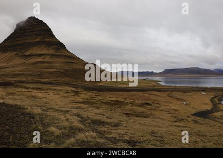 Kirkjufell ist ein 463 m hoher Hügel an der Nordküste der isländischen Halbinsel Snæfellsnes in der Nähe der Stadt Grundarfjörður Stockfoto