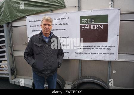 Berlin, Deutschland. Januar 2024. Landwirt Peter Kuhl kam mit zwei Traktoren zu einer Bauerndemonstration gegen staatliche Kürzungen am 15. Januar 2024 in Berlin an. Der Landwirt, der auf seinem Familienbetrieb Kühe aufzieht, hofft, durch Protest die Regierungspolitik zu ändern. Quelle: Ales Zapotocky/CTK Photo/Alamy Live News Stockfoto