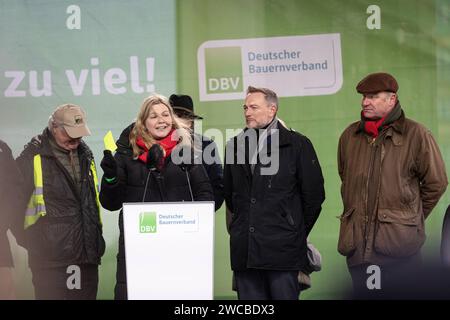 News - Theresa Schmidt, Bundesvorsitzende des Bundes der Deutschen Landjugend zeigt Christian Lindner die gelbe Karte, Bühne der Bauernproteste in Berlin vor dem Brandenburger Tor, 15.1,2024, Brandenburger Tor, Berlin, Deutschland *** News Theresa Schmidt, Bundesvorsitzende des Bundes Deutscher ländlicher Jugend zeigt Christian Lindner die gelbe Karte, Bühne der Bauernproteste in Berlin vor dem Brandenburger Tor, 15 1 2024, Brandenburger Tor, Berlin, Deutschland kreativmedia bauernproteste150124 23 Stockfoto