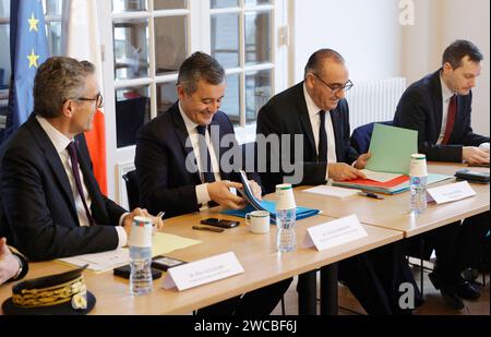 Der französische Innenminister Gerald Darmanin (2ndL), der Pariser Polizeipräfekt Laurent Nunez (2ndR) und der Präfekte der Region Ile-de-France Marc Guillaume (L) nehmen am 15. Januar 2024 an einem Treffen zu den Olympischen Spielen in Paris im Hauptquartier der Unterpräfektur Saint-Denis, nördlich von Paris, Teil. Die Olympischen Spiele in Paris finden vom 26. Juli bis 11. August statt. Foto: Geoffroy Van der Hasselt/Pool/ABACAPRESS.COM Stockfoto