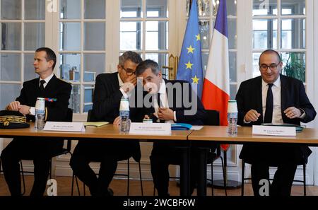 Der französische Innenminister Gerald Darmanin (2ndR), der Pariser Polizeipräfekt Laurent Nunez (R) und der Präfekte der Region Ile-de-France Marc Guillaume (2ndL) nehmen am 15. Januar 2024 an einer Sitzung zu den Olympischen Spielen in Paris im Hauptquartier der Unterpräfektur Saint-Denis in Saint-Denis, nördlich von Paris, Teil. Die Olympischen Spiele in Paris finden vom 26. Juli bis 11. August statt. Foto: Geoffroy Van der Hasselt/Pool/ABACAPRESS.COM Stockfoto